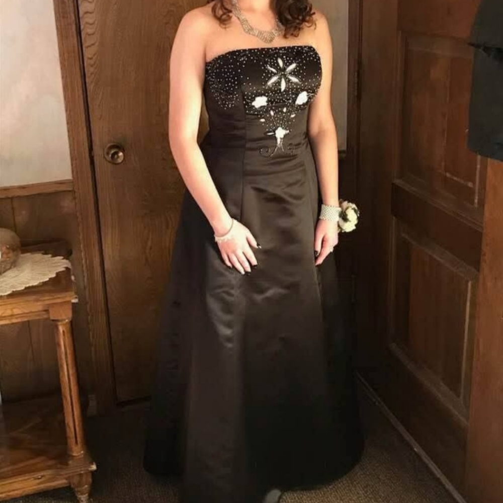 Elegant Black Prom Dress with Beaded Detail